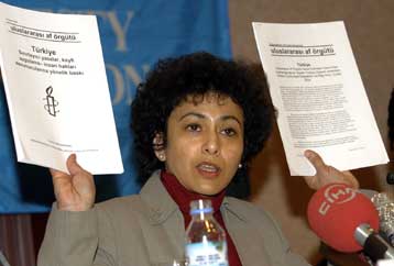 Επικρίνεται η κατάσταση της γυναίκας στην Τουρκία από τη Διεθνή Αμνηστία