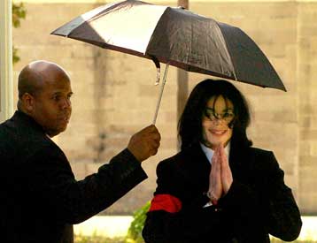 Μία μήνυση λιγότερη για κακοποίηση ανηλίκου αντιμετωπίζει ο Μάικλ Τζάκσον