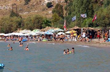 «Φωτιά» οι τιμές στις οργανωμένες παραλίες της Αττικής