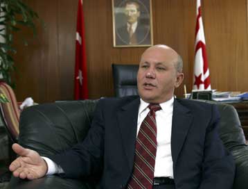 Προς συνεργασία Ταλάτ και Ακιντζί για την αποφυγή πρόωρων εκλογών στα κατεχόμενα