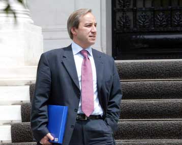 Λύσεις στο πρόβλημα της ανόδου των τιμών στα καύσιμα αναζητά η κυβέρνηση