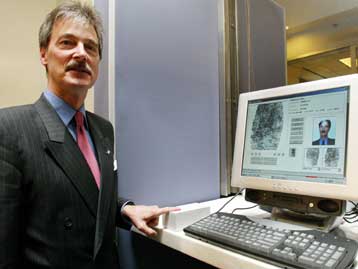 Με ηλεκτρονικό τρόπο η λήψη αποτυπωμάτων στην πρεσβεία των ΗΠΑ από τις 14 Ιουνίου