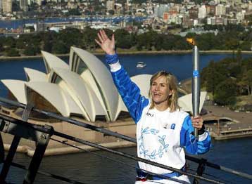 Ενθουσιώδης υποδοχή της Φλόγας από την πόλη που φιλοξένησε τους Αγώνες του 2000