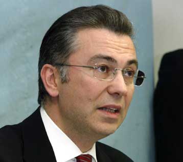 Απορρίπτει τα περί μόλις 10.000 μονιμοποιήσεων συμβασιούχων η κυβέρνηση