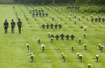 Προστριβές στη Γερμανία προκαλεί η επίσκεψη Σρέντερ στη Νορμανδία