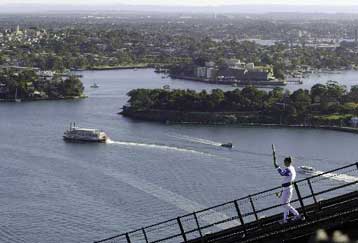 Ενθουσιώδης υποδοχή της Φλόγας στη Μελβούρνη – Μεγάλη συγκίνηση στην ομογένεια