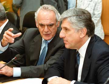 «Όλοι μαζί» τονίζει ο Ακης Τσοχατζόπουλος – Τέλος στη ρευστότητα ζητά ο Γ.Παπαντωνίου