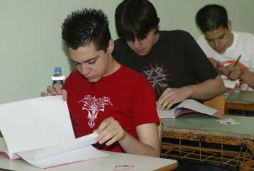 Πτώση των βάσεων εισαγωγής σε ΑΕΙ και ΤΕΙ «δείχνουν» τα γραπτά των μαθητών