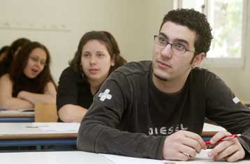 Ολοκληρώθηκαν οι Πανελλαδικές Εξετάσεις με βατά θέματα στις Αρχές Οικονομικής Θεωρίας