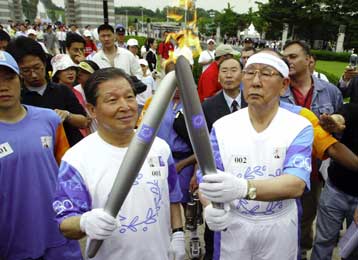 Χιλιάδες Νοτιοκορεάτες υποδέχθηκαν την Ολυμπιακή Φλόγα στην πόλη των Αγώνων του 1988