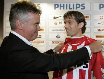 Μετά από έξι χρόνια στην Βαρκελώνη, ο Κοκού επέστρεψε στην Αϊντχόφεν