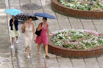 Καλοκαίρι με καύσωνα και καταιγίδες αναμένουν οι μετεωρολόγοι