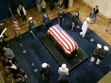 Σε λαϊκό προσκύνημα η σορός του Ρόναλντ Ρίγκαν στην Καλιφόρνια