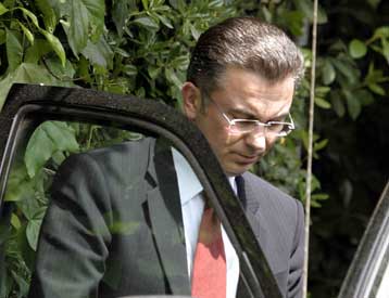 Προσκλήσεις σε εγκαίνια Ολυμπιακών έργων θα λαμβάνουν εφεξής Σημίτης και πρώην υπουργοί