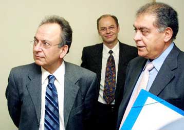 Μειώνονται οι τιμές της βενζίνης διεθνώς, αυξάνονται στην Ελλάδα