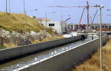 Με κλείσιμο της Ψυττάλειας απειλεί ο νομάρχης Πειραιά για λόγους δημόσιας υγείας