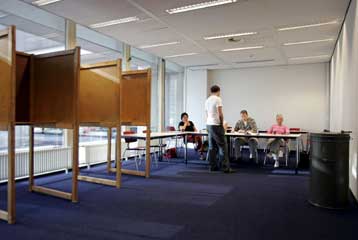 Βρετανοί και Ολλανδοί ψηφίζουν την Πέμπτη για την ανάδειξη των ευρωβουλευτών τους