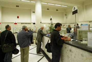 Περισσότερα από 10 δισ. ευρώ χρωστούν οι Έλληνες στις τράπεζες για δάνεια και κάρτες