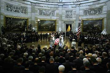 Το ύστατο χαίρε προς τον Ρόναλντ Ρίγκαν από χιλιάδες Αμερικανούς στην Ουάσινγκτον