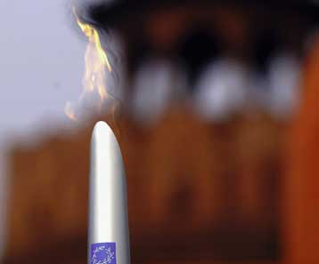 Με ενθουσιασμό έγινε δεκτή η Ολυμπιακή Φλόγα στην Ινδία