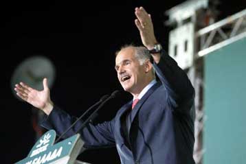 Για αδιαφάνεια κατηγορεί τον πρωθυπουργό ο Γιώργος Παπανδρέου