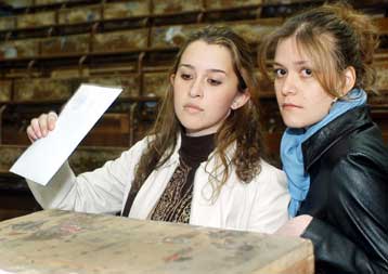 Για την εκλογή των νέων ευρωβουλευτούν ψηφίζουν την Κυριακή οι Έλληνες πολίτες