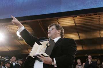 Ο Τόνι Μπλερ μπαίνει προσεχώς στο κινηματογραφικό… στόχαστρο του Μάικλ Μουρ