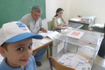 Χωρίς ιδιαίτερα προβλήματα η προσέλευση των πολιτών στις κάλπες -Στις 7 τα exit polls