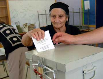 Από δύο έδρες στην Ευρωβουλή ΑΚΕΛ και ΔΗΣΥ, μία το ΔΗΚΟ, «θρίλερ» με την έκτη έδρα