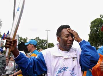 Με δάκρυα στα μάτια μετέφερε την Ολυμπιακή Φλόγα ο Πελέ