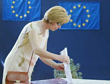 Η ήττα Σρέντερ και Σιράκ, καθώς και η αποχή κλέβουν την παράσταση στις ευρωεκλογές