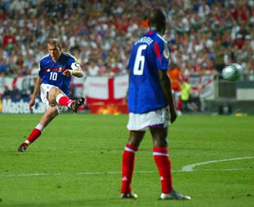 Ζιντάν, Μπαρτέζ έστειλαν τους Γάλλους από την κόλαση στον παράδεισο, 2-1 την Αγγλία