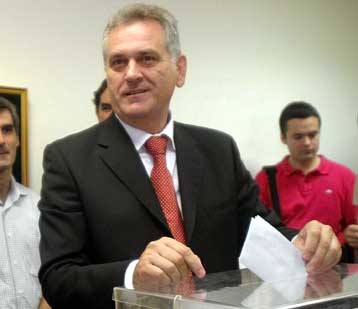 O εθνικιστής Τόμισλαβ Νίκολιτς νικητής των προκαταρκτικών προεδρικών εκλογών στη Σερβία