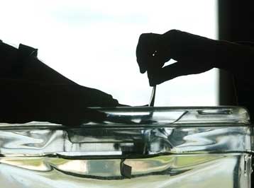 Απώλειες για τα κυβερνώντα κόμματα στις περισσότερες χώρες της ΕΕ – Ψηλά η αποχή