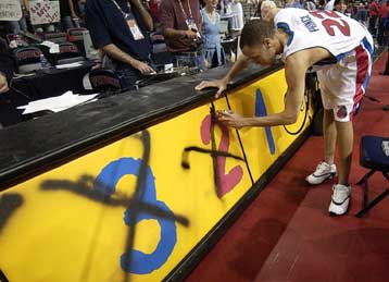 «Αγγίζει» πλέον το Ντιτρόιτ τον τίτλο στο ΝΒΑ – Νίκη επί των Λέικερς με 88-80