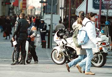 Περιπολίες σε πλατείες της Αθήνας και κλιμάκια ελέγχου του παραεμπορίου από την ΕΛ.ΑΣ.