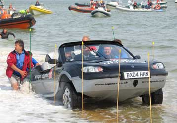 Ο διευθυντής της Virgin Atlantic διέσχισε με αμφίβιο όχημα τη Μάγχη σε χρόνο-ρεκόρ