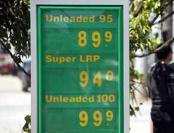 Δεν περνούν στην κατανάλωση οι μειωμένες διεθνείς τιμές των καυσίμων