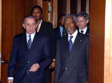 Εμμένει στο περιεχόμενο της έκθεσής του ο Κόφι Ανάν