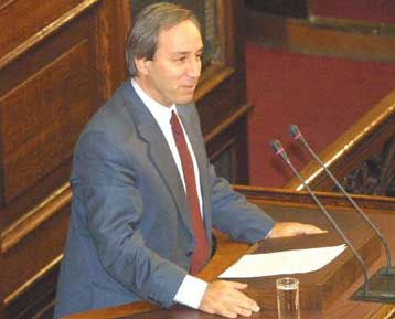 «Σημαντικοί περιορισμοί στην οικονομική πολιτική» λόγω του δημοσιονομικού προβλήματος