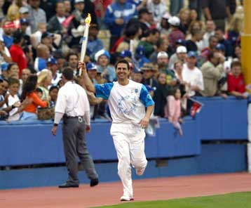 Το Χόλιγουντ έλαμψε περισσότερο με την Ολυμπιακή Φλόγα-Κρουζ, Σταλόνε με τη Δάδα