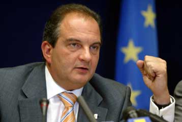 Θετικός σε μια υποψηφιότητα Σημίτη για την Κομισιόν δηλώνει ο Κώστας Καραμανλής