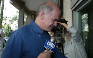 Χαμηλώνουν οι τόνοι στο ΠΑΣΟΚ εν όψει των ανακοινώσεων Παπανδρέου