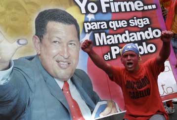 Εκστρατεία «πόρτα – πόρτα» για το δημοψήφισμα ζητά από τους οπαδούς του ο Τσάβες