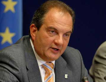 Απολύτως ικανοποιημένος ο Κ.Καραμανλής για την υιοθέτηση του Ευρωσυντάγματος