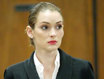 Σε πταίσμα μετατράπηκε η ποινή της Γουινόνα Ράιντερ για κλοπές σε πολυκατάστημα