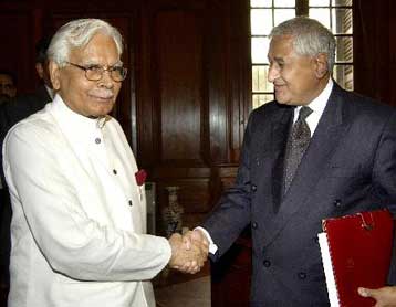 Ανανέωση του μορατόριουμ στις πυρηνικές δοκιμές αποφάσισαν Ινδία και Πακιστάν