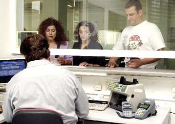 Τη θέσπιση οκτώ ορίων στη φορολογική κλίμακα εξετάζει το υπουργείο Οικονομικών