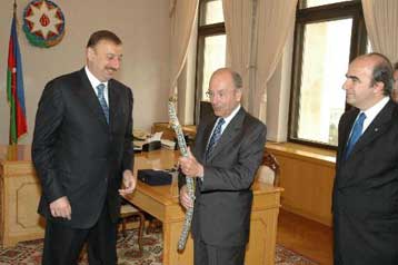 Θετικές διευκρινίσεις για το Κυπριακό απέσπασε ο Κ.Στεφανόπουλος στο Αζερμπαϊτζάν