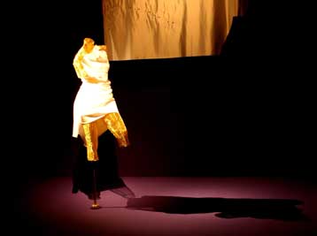 Η ιστορία της ενδυμασίας στην έκθεση «Πτυχώσεις» του Μουσείου Μπενάκη